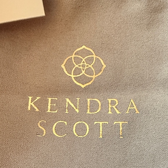 Kendra Scott Gold Elisa Necklace with Emerald Green stone - Picture 2 of 5